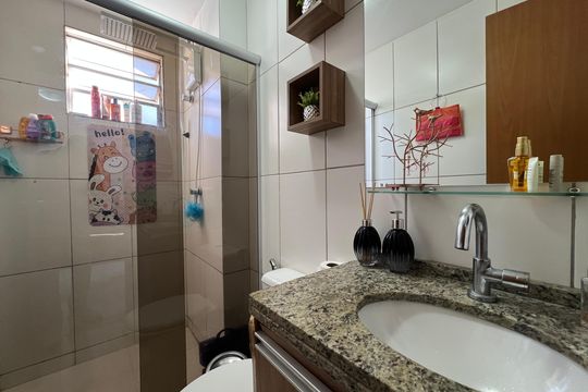 Banheiro Social de apartamento à venda com 2 quartos, 45m² em Cabral, Contagem