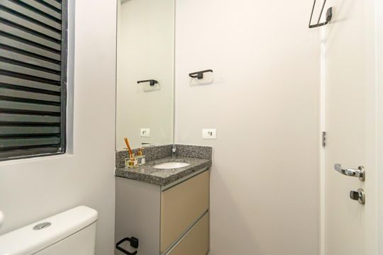 Banheiro de apartamento para alugar com 1 quarto, 37m² em Portão, Curitiba