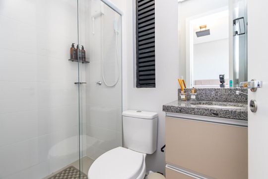 Banheiro de apartamento para alugar com 1 quarto, 37m² em Portão, Curitiba