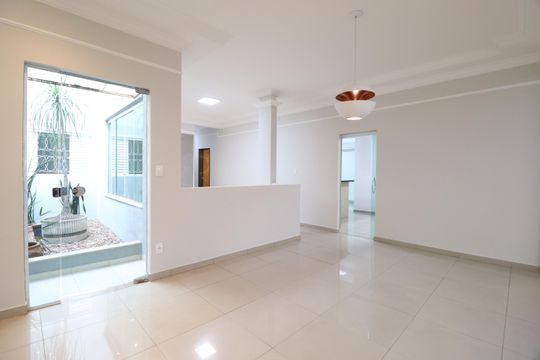 Sala 2 de casa para alugar com 3 quartos, 231m² em Tabajaras, Uberlândia