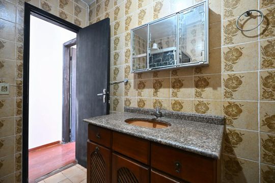 Banheiro social de casa para alugar com 2 quartos, 80m² em Jardim Paris, São Paulo