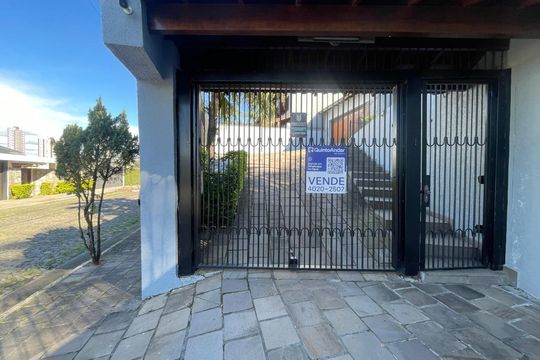 Placa instalada em 07/08/2026 com o código MBKZ-94 de casa à venda com 3 quartos, 250m² em Guarani, Novo Hamburgo