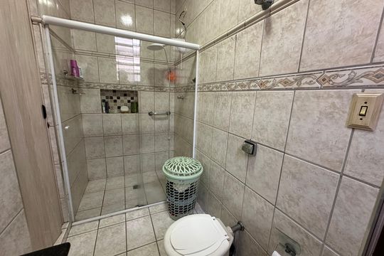 Banheiro da Suíte de apartamento para alugar com 2 quartos, 112m² em Centro, São Vicente