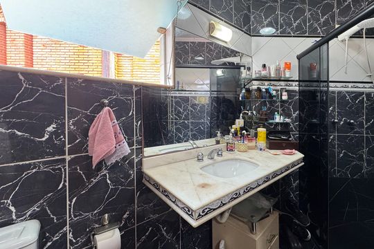 Banheiro - Suíte 1 de casa à venda com 3 quartos, 257m² em Parque dos Passaros, São Bernardo do Campo