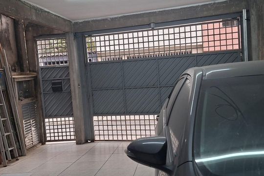 Garagem de casa à venda com 4 quartos, 220m² em Vila Carmosina, São Paulo
