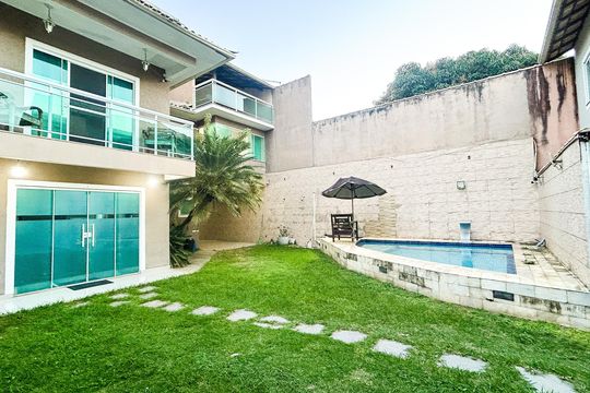 Casa para alugar com 5 quartos, 425m² em Extensão do Bosque, Rio das Ostras