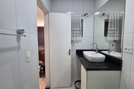 Banheiro de kitnet/studio para alugar com 1 quarto, 40m² em Nova Mirim, Praia Grande