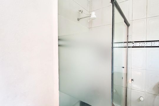 Banheiro da Suíte de casa de condomínio para alugar com 2 quartos, 45m² em Parque Cisper, São Paulo