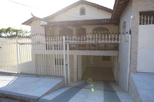 Fachada de casa para alugar com 4 quartos, 360m² em Bandeirantes, Contagem