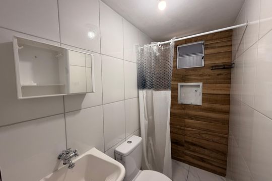 Banheiro Social de kitnet/studio para alugar com 1 quarto, 36m² em Vila Tupi, Várzea Paulista