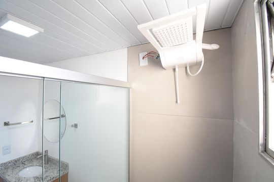 Banheiro de apartamento à venda com 2 quartos, 47m² em Santa Cândida, Curitiba