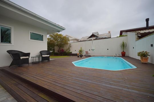 Piscina de casa para alugar com 6 quartos, 315m² em Jurerê Internacional, Florianópolis