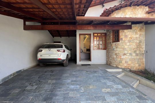 Garagem de casa à venda com 3 quartos, 180m² em Castelo, Belo Horizonte