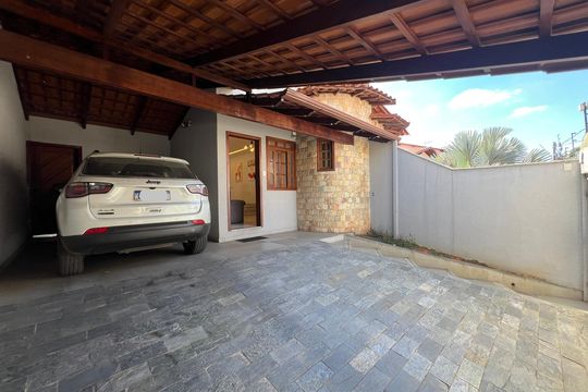 Garagem de casa à venda com 3 quartos, 180m² em Castelo, Belo Horizonte