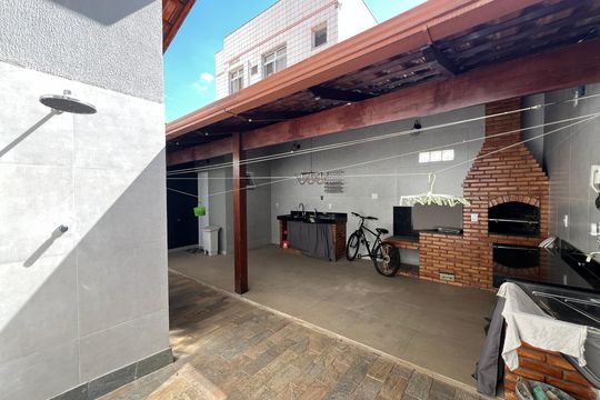 Quintal de casa à venda com 3 quartos, 180m² em Castelo, Belo Horizonte