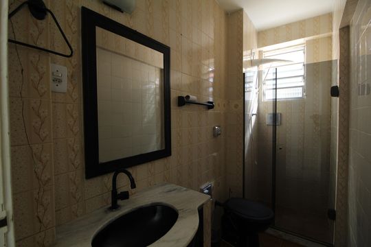 Banheiro de apartamento para alugar com 2 quartos, 50m² em Taquara, Rio de Janeiro