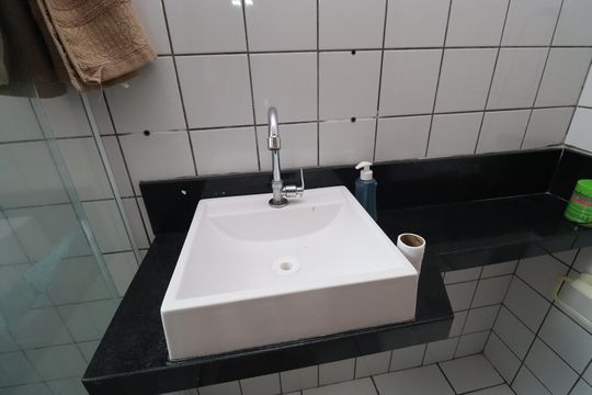 Banheiro da Suíte 2 de casa de condomínio para alugar com 3 quartos, 140m² em Stella Maris, Salvador