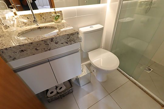 Banheiro  de apartamento à venda com 2 quartos, 45m² em Costa E Silva, Porto Alegre