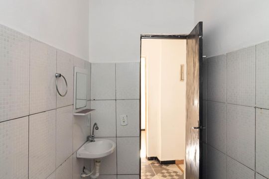 Banheiro de casa para alugar com 2 quartos, 80m² em Jardim Adelaide, São Paulo