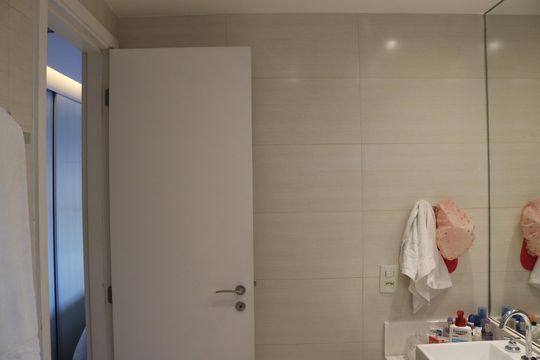 Banheiro social de apartamento à venda com 3 quartos, 130m² em Vila Ipojuca, São Paulo