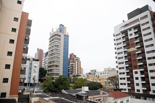 Cozinha + Área de Serviço Vista de apartamento à venda com 3 quartos, 94m² em Petrópolis, Porto Alegre