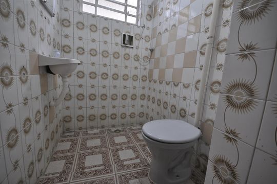 Banheiro de casa para alugar com 1 quarto, 35m² em Jardim Guanca, São Paulo