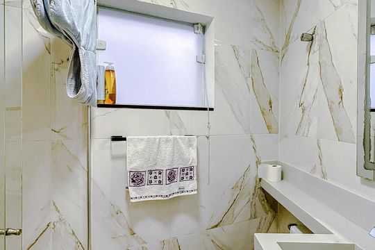 Banheiro social  de casa para alugar com 3 quartos, 250m² em Vila Santa Isabel, São Paulo