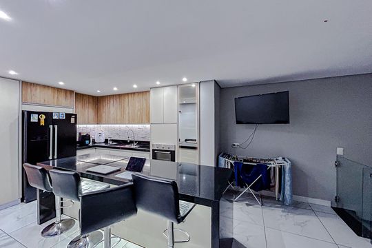Cozinha e Área de Serviço de casa para alugar com 3 quartos, 250m² em Vila Santa Isabel, São Paulo