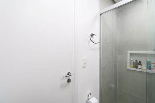 Banheiro  de kitnet/studio para alugar com 1 quarto, 17m² em Jardim Vera Cruz, São Paulo
