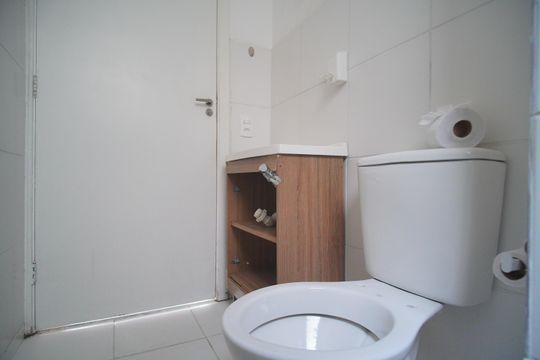 Banheiro de apartamento à venda com 2 quartos, 43m² em Santos Dumont, São Leopoldo