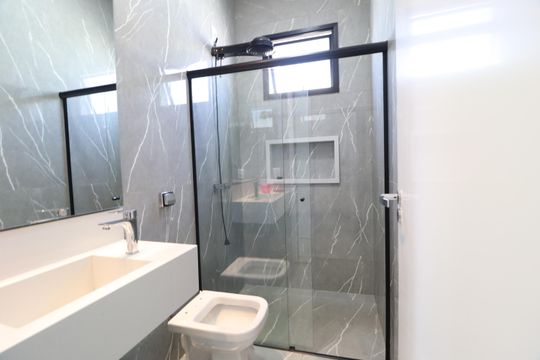 Banheiro do Quarto 3 de casa de condomínio para alugar com 3 quartos, 210m² em Laranjeiras, Uberlândia