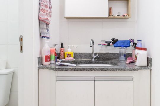 Banheiro de apartamento à venda com 2 quartos, 47m² em Vila Galvão, Guarulhos