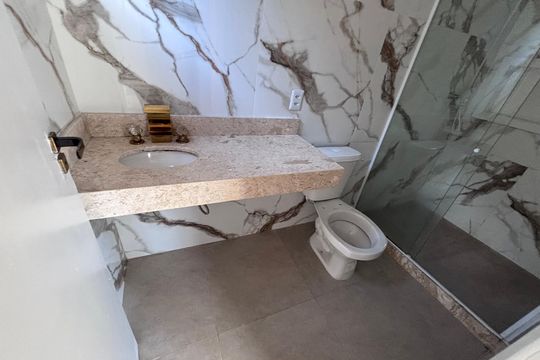 Banheiro da Suíte de casa de condomínio para alugar com 3 quartos, 300m² em Vargem Pequena, Rio de Janeiro
