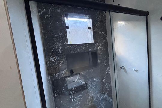 Banheiro do Quarto 2 de casa de condomínio para alugar com 3 quartos, 300m² em Vargem Pequena, Rio de Janeiro