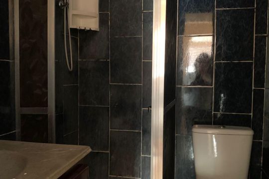 Banheiro de kitnet/studio para alugar com 1 quarto, 55m² em Irajá, Rio de Janeiro