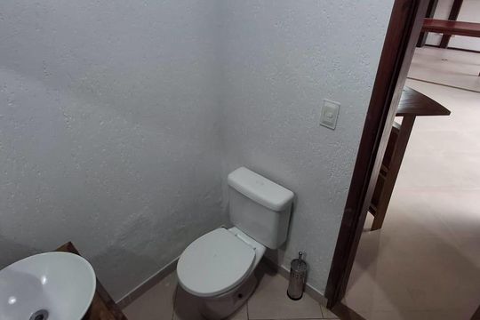 Banheiro de casa para alugar com 3 quartos, 310m² em Rio Tavares, Florianópolis