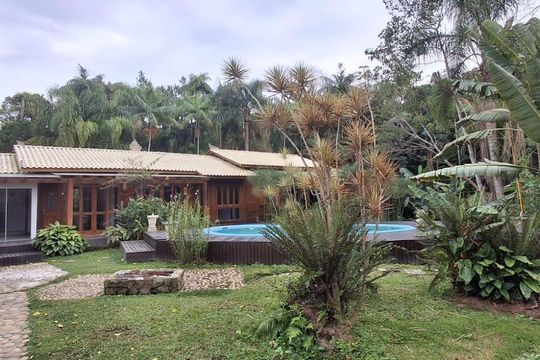 Área externa de casa para alugar com 3 quartos, 310m² em Rio Tavares, Florianópolis