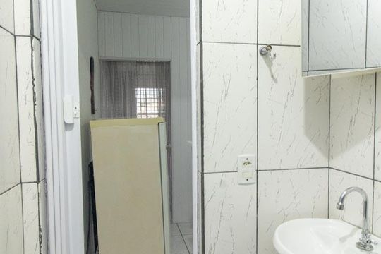 Banheiro Social de kitnet/studio para alugar com 1 quarto, 35m² em Sítio Cercado, Curitiba