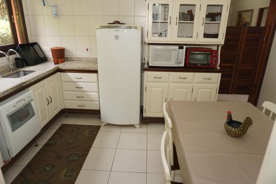 Cozinha de casa de condomínio para alugar com 4 quartos, 300m² em Jardim Indaia, Embu das Artes