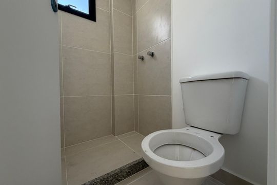 Banheiro social  de apartamento para alugar com 2 quartos, 62m² em Taquara, Rio de Janeiro