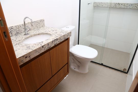 Banheiro de casa de condomínio para alugar com 2 quartos, 50m² em Residencial Itatiaia, Anápolis