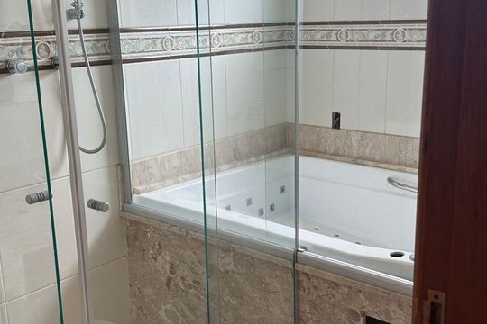 Banheiro de casa de condomínio para alugar com 3 quartos, 280m² em Parque Santana, Mogi das Cruzes