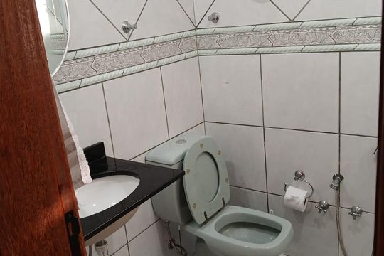 Banheiro de apartamento à venda com 2 quartos, 70m² em Humaitá, Porto Alegre
