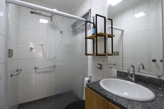 Banheiro de apartamento à venda com 2 quartos, 90m² em Vila Olímpia, São Paulo