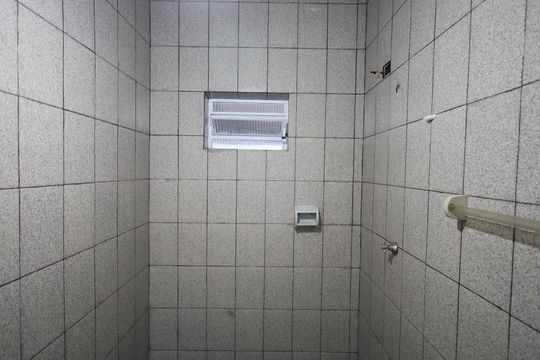 Banheiro de casa para alugar com 1 quarto, 60m² em Veloso, Osasco
