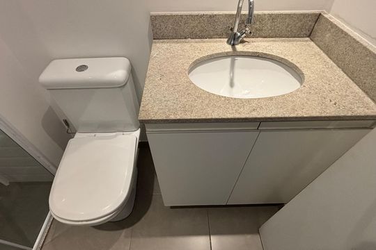 Banheiro de kitnet/studio para alugar com 1 quarto, 25m² em Vila Olímpia, São Paulo