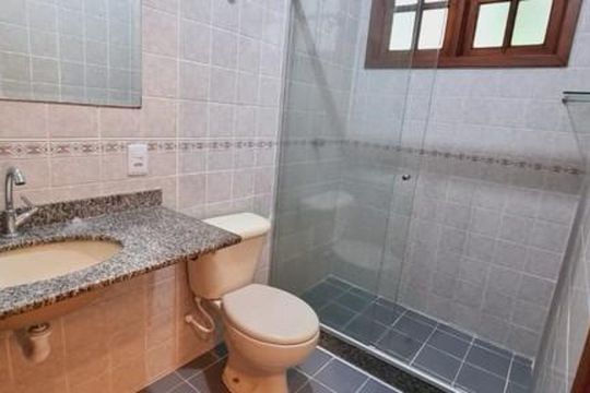 Banheiro de casa de condomínio à venda com 3 quartos, 105m² em Baldeador, Niterói
