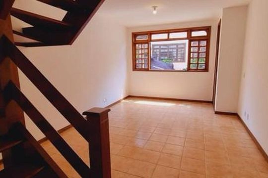 Sala de casa de condomínio à venda com 3 quartos, 105m² em Baldeador, Niterói
