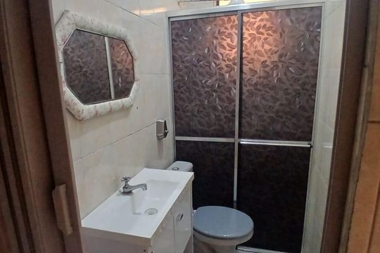 Banheiro de casa para alugar com 2 quartos, 70m² em Chácara Mafalda, São Paulo