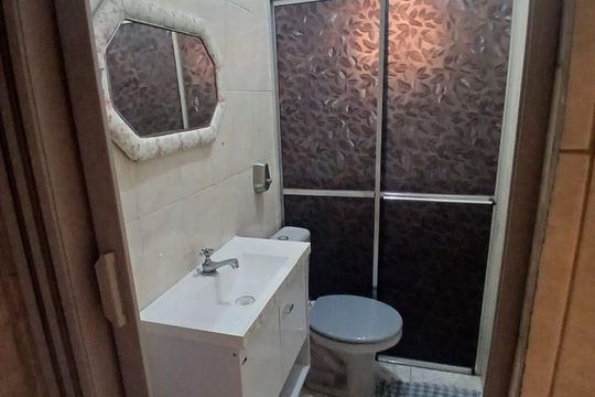 Banheiro de casa para alugar com 2 quartos, 70m² em Chácara Mafalda, São Paulo
